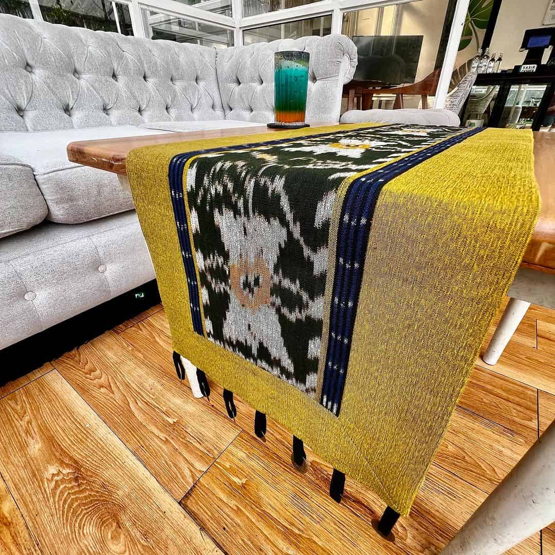 Table Runner Tenun NTT Nuansa Kuning dan Abu-Abu Istimewa