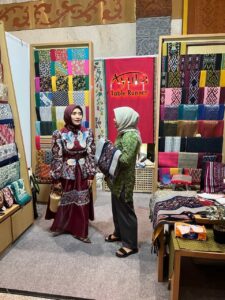 Ibu Wahyu Prasetyo Hadi Mengunjungi Booth Ayuka 2