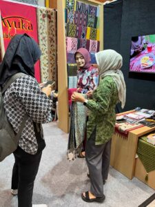 Ibu Wahyu Prasetyo Hadi Mengunjungi Booth Ayuka 3