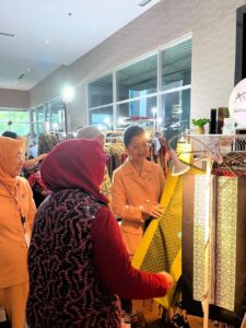 Ayuka Table Runner dan Ibu Hani Pramono Anung 02