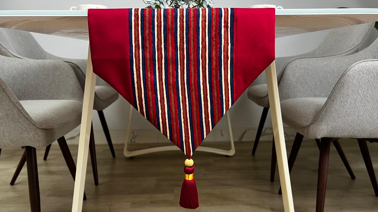 Table Runner dengan Tassel
