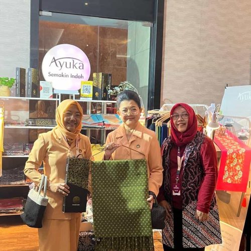 Ayuka Table Runner dan Ibu Hani Pramono Anung