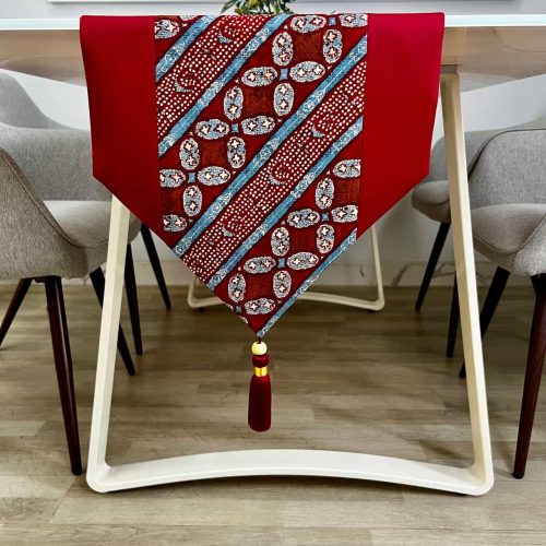 Tassel pada Table Runner